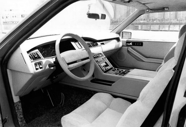 Окачването на лимузината е независимо, а мястото на шофьора - много удобно и ергономично. Готовият автомобил е тестван лично от Горбачов, който много обича да шофира. Веднага след това обаче проектът е спрян, като причините не са обявени официално. Вероятно, последният президент на СССР не е харесал нещо. Двата готови прототипа остават в завода, като получават прякорите "Миша" (на самия Горбачов) и "Райка" (на съпругата му Раиса).