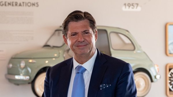 - Това е цялата идея. Една от най-болезнените точки за Fiat в миналото, когато бе още част от Chrysler Automobiles, бе, че компанията можеше много евтино да разработва нови модели в Южна Америка, но нямаше как да пренесе тези ниски развойни разходи в Европа. Добавете към това и факта, че основната част от средстава за развойна дейност се поглъщаха от северноамериканските поделения. Това попречи на Fiat да разработи продуктовата гама, която ние в Европа заслужаваме. Аз от години призовавам за такова поголовно преминаване към една обща платформа, но то не беше възможно преди. Сега, със Stellantis, вече е. 
