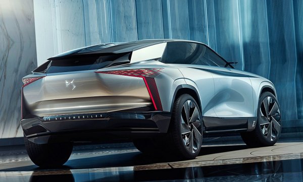 - На този етап те ще са само електрически, с батерии с ултраголям обхват, което според мен е бъдещето. Никой не може да оспори 700 км пробег с едно зареждане за електрически автомобил. Недостатъкът е в цената. Но за една премиум марка е по-лесно да продаде тази надценка, отколкото за Fiat, да речем. При такива технологии вече няма причина да не минем изцяло на електричество. Следващият модел ще е заместникът на седана DS 9, в началото на 2025 година, след това ще дойде и наследникът на кросоувъра DS 7 Crossback. 
