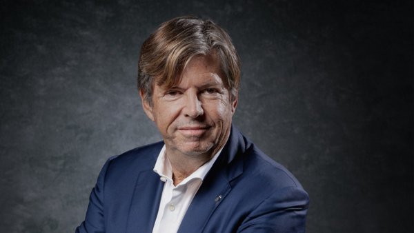  - Не мисля. DS е най-интуитивната премиум марка, която имаме в групата. Франция, заедно с Италия, винаги е била лидер в луксозния начин на живот, затова не е за вярване, че нямаха такава марка за автомобили, каквито са Dior или Vuitton в модата. Затова е добре, че PSA създаде бранд като DS. Сега ни остава само да вземем най-доброто от Stellantis под формата на синергии и да извлечем полза от братовчеди като Alfa Romeo, Lancia, Maserati и американските ни марки. Аз лично не бих имал против, ако и дизайнът се върне към нещо по-близко до оригиналния Citroen DS от 50-те. 
