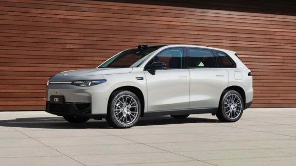 - Още е рано, но като главен маркетинг директор на групата нямам търпение да науча повече и да допринеса за изграждането на този бранд. На този етап има много, което можем да научим от тях, и много можем да им дадем на свой ред. 
Но е малко рано да говорим къде ще позиционираме Leapmotor. 
  
НА СНИМКАТА: Leapmotor C10. Stellantis планира да произвежда китайските електромобили в италианските си фабрики