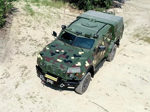 В основата на "Новатор", първоначално предназначен за продължително патрулиране в града и на трудни терени, е платформата Ford F550. Украинската бронирана кола е взела и 6,7-литровия турбодизел PowerStroke V8 от американския модел. Максималната скорост на автомобила е 140 км/ч, а пробегът му достига 500 км по пресечен терен и до 1100 км по магистрали.
