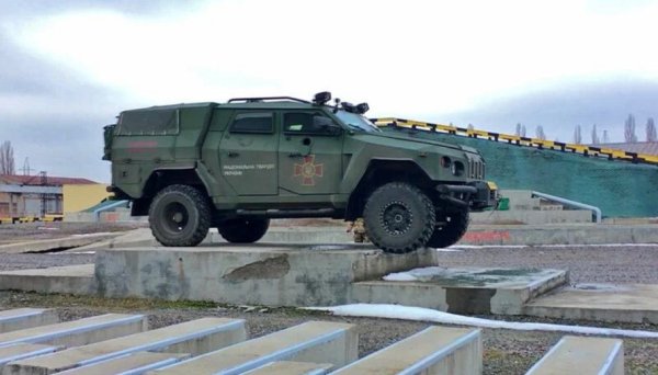 Автомобилът предлага висока защита от стрелба с автоматично оръжие, като на него може да бъде монтиран боен модул с 12,7-милиметрова картечница, както и с противотанкови управляеми ракети. Подобно на други военни превозни средства, "Новатор" може да бъде трансформиран в зависимост от задачите, които трябва да изпълнява.
