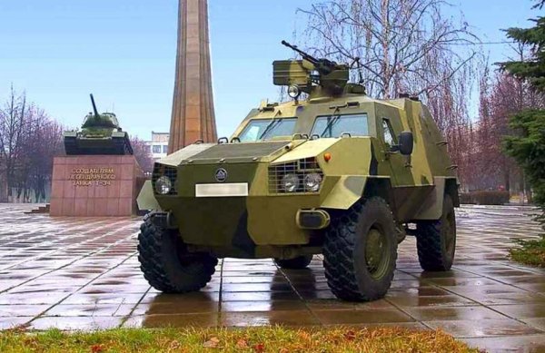 Задачата за защита на екипажа е възложена на бронята, която трябва да издържи на взрив от снаряди с калибър 7,62 мм. Шасито е с цилиндрична форма, за да издържа по-добре на експлозия на мини или системи за засичане. Освен това е възможно да се добавят допълнителни слоеве за защита на корпуса, за да се осигури по-добра защита срещу ракети и експлозиви. Основното въоръжение се състои от дистанционно управлявана (първоначално противовъздушна) 12,7-милиметрова тежка картечница.
