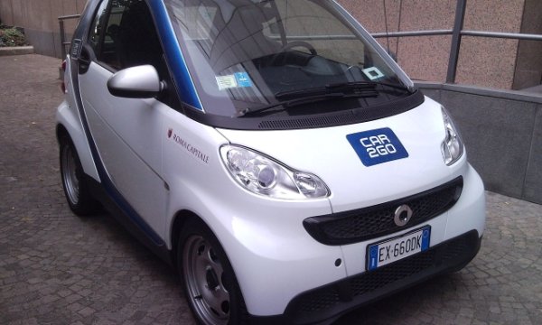 Споделянето допринесоха за разпространението на Smart в около четиридесет града по света. Car2go, компанията на Daimler за свободни автомобили под наем, беше създадена през 2008 г. Тя започна споделянето на автомобили, както го познаваме днес.
Т.е. в рамките на дадена зона.  

Експлозията през първите 4-5 години беше последвана от повишените разходи за управление, също от определени от кражби и щети, което доведе до недостатъчна рентабилност. Историята завърши през 2019 г. със сливането на Drive Now на BMW, от което се роди Share Now. На свой ред фирмата беше закупена от гиганта Stellantis през 2022 година, който ще използва автомобили от собствената си група.
