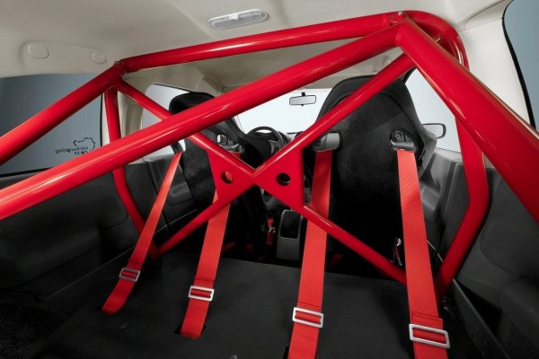 За да спестят килограми, инженерите са премахнали задните седалки, оставили са само един еърбег за водача, няма ги климатика, фаровете за мъгла, голяма част от шумоизолацията и дори чистачките на стъклата