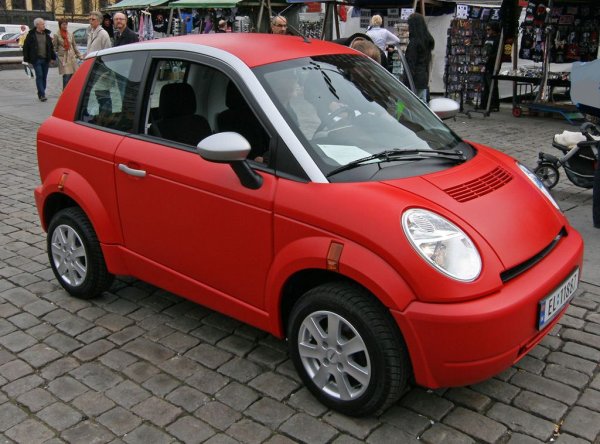 Удивителният знак в името не е печатна грешка - тази кола се нарича именно Th!nk, дело на норвежка компания, която се опита да наложи електрическата мобилност още в зората на миналото десетилетие. Всъщност City, с 2 плюс 2 места, 160 км пробег и 110 км/ч максимална скорост, бе един от първите серийно произвеждани електромобили, наравно с Tesla Roadster, Mitsubishi i-MiEV и Nissan Leaf. При това начинанието бе осъществено с размах: City трябваше да се произвежда едновременно в Норвегия (за местния пазар), Финландия (за ЕС) и Съединените щати. Но сметките не излязоха и, след едва 2500 произведени бройки, Th!nk фалира. Любопитно е, че една от тези бройки е финиширала в България през 2022. 
