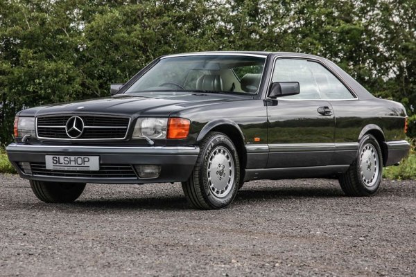 W126 е второто поколение на S-класата на Mercedes и първото, от което се обособява отделен купе модел - SEC (при него кодът е променен на С126). Версията 560 SEC се появява при фейслифта през 1986 година. При нея двигателят е V8 с работен обем 5547 куб. см, 299 конски сили максимална мощност във върховия вариант, и 6.9 секунди за ускорение от 0 до 100 км/ч. С дизайн на Бруно Сако, тази кола е технологичен връх за времето си: със серийни ABS и тракшън контрол, и със самоизравняващо се хидропневматично окачване. Това е и първият Mercedes с толкова познатите ни днес електронни контролери за седалките, изнесени върху вратите. 
