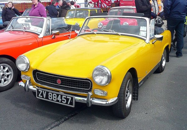 В наши дни MG (съкратено от Morris Garages) е само име, което китайската SAIC използва, за да продава някои от моделите си в Европа. Но някога това бе славен британски производител на спортни коли. Следвоенната Midget (джудже)  започна живота си като леко модифицирана версия на Austin Healey Sprite със сменена емблема, но следващите поколения полека-лека се отдалечиха от първообраза. Производството продължи от 1961 до 1979 - фатална година за много британски производители. 
