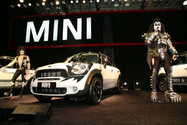 Четири Mini Countryman изрисувани в стила KISS. Създадени са с благотворителна цел за децата на Япония, пострадали от земетресението и последвалото опустошително цунами.