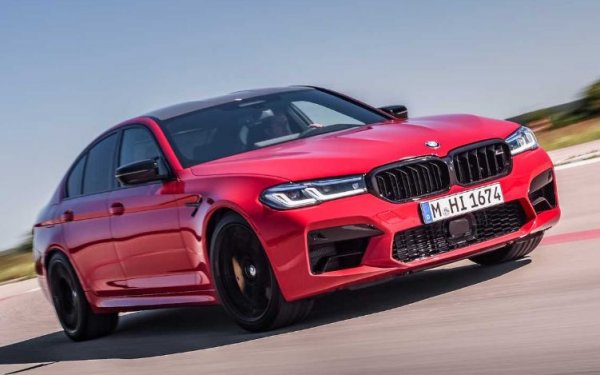 Обновеното BMW M5 бе представено само пред дни, като то получи козметични промени, подобни на тези при стандартното 5-Series. На спортния седан бяха поставени брони с увеличени въздухозаборници, дифузьор и нова светодиодна оптика.

Промени под капака няма, като там си остава 4,4-литровия битурбо V8 с 600 коня при M5 и 625 коня при версията Competition. Максималният въртящ момент и в двата случая е 750 Нм, като при версията с допълнителен пакет той е достъпен в по-голям диапазон &ndash; от 1800 до 5860 об/мин. След фейслифа седанът струва минимум 120 900 евро за M5 и 129 900 за M5 Competition. 