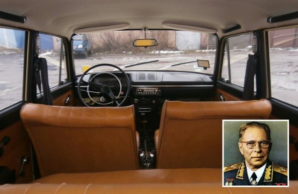 Ижевск е столица на автономната руска република Удмуртия, на около 1200 км от Москва, в подножието на Урал. Още отпреди Втората световна война в града е съсредоточена сериозна военна промишленост. През 60-те с личното ходатайство на маршал Дмитрий Устинов, министъра на отбраната на СССР, във военните заводи започва малко по мащаби производство на Москвич-412. 
