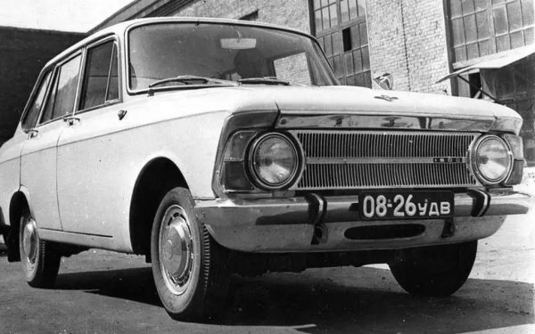 Инженерите от Ижевския завод обаче не искат само да сглобяват московските модели - те разработват своя версия, с много модерната за онова време и повлияна от Renault 16 хечбек конструкция. Идеята им е това да е по-просторна и малко по-луксозна алтернатива на москвичите. Първите два прототипа са направени без разрешение "отгоре" и създателите им дори рискуват да пострадат заради своеволието. Но главният инженер Юрий Маслюков има връзки в Москва и издейства да покажат автомобила на Алексей Косигин, председателя на съвета на министрите при Брежнев. Косигин харесва колата и дава зелена светлина, при условие и производството на Москвич-412 да продължи успоредно.
НА СНИМКАТА: работният прототип номер 2, показан на Косигин