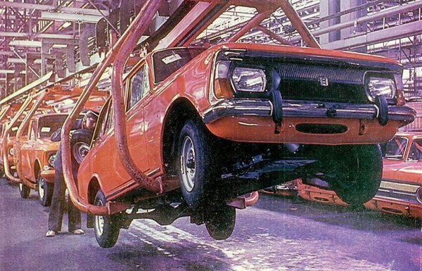 Съветският съюз няма капацитета да разработи сам съвременен автомобилен завод: съществуващите предприятия или са разглобени и пренесени германски фабрики след войната, или са проектирани от чуждестранни експерти (Fiat в случая с ВАЗ). Проектирането на новия автомобилен завод в Ижевск е възложено на Renault. Французите поръчват и оборудването, което се състои основно от машини на германски производители (Erfurt, Bliss, Spirtz, Kliring), както и от преси на японската Komatsu. Френски специалисти монтират машините и на практика пускат производството. Това са и първите западноевропейци, допуснати на територията на "закритата" Удмуртия, където дори съветските граждани могат да ходят само със специално разрешение. 
