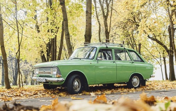 ИЖ-215 получава 1.5-литров бензинов двигател с мощност 75 конски сили и 4-степенна скоростна кутия. Окачването е същото като в сродния Москвич, но допълнително подсилено. Новият модел получава и модерни правоъгълни рефлекторни фарове, произвеждани в ГДР. 

