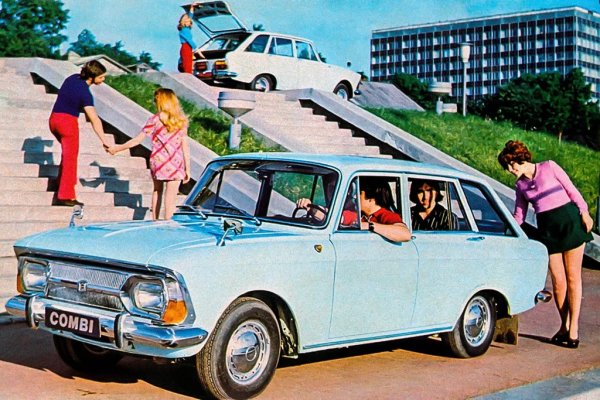 Повечето съветски автомобили от онази епоха все още нямат странични огледала - по онова време те не са задължителни. Но създателите на ИЖ монтират цели две, изнесени доста по-напред от предното стъкло, по американска мода. Изглежда ефектно, макар че не предлага кой знае колко добра видимост назад. По-късно са премахнати и заменени със стандартно ляво огледало на А-колоната. 
