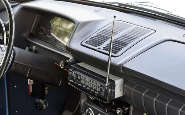 Предните и задните светлини са другото, което отличава ИЖ от Москвич. В интериора има множество "екстри" - като радиоприемника "Урал-Авто", който може да се вади и да се използва и извън колата. 
