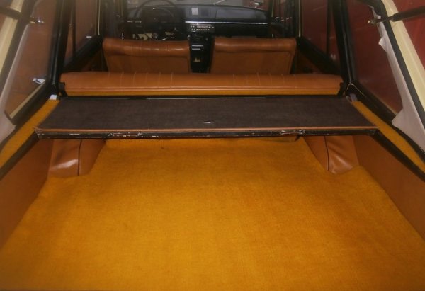 Но най-големият коз на ИЖ е практичната задна врата. При сгъната задна седалка в автомобила се образува багажно пространство с дължина 1.15 метра - далеч над възможностите на Москвич-412. По онова време в СССР почти не се произвеждат истински комби модели, а и малкото на пазара не се продават свободно, а са само за учреждения и за промишлеността. 
