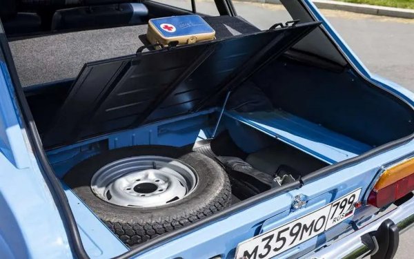 Инженерите в Ижевск успяват да коригират и някои конструктивни дефекти при Москвич-412. Резервоарът си остава отзад, под пода на багажника - неособено безопасно решение, но при ИЖ над него успяват да вмъкнат специална ниша, където се вмества резервната гума, освобождавайки място в самия багажник. За разлика от москвича, при който гърлото на резервоара е под номера и не се заключва, при ИЖ то си има собствена капачка с ключалка. 
