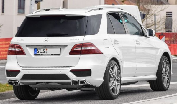 Среден пробег: 115,000 км
Ето какви контрасти може да преживее качеството на един модел, щом се промени фирмената политика. Първата М-класа (W163) бе пословично чуплива и няколко години поред бе на абсолютното последно място в ранглистата на TUV, даже зад Dacia Logan. Докато третото поколение (W166), което от 2015 бе преименувано на GLE, е на обратния полюс. Всичко е в зелената зона освен окачването (жълто, разбираемо при тежък SUV) и разхода на масло (директно в червената зона). Наблюдават се и течове на масло от трансмисията. При около 5 на сто от дизеловите шестцилиндрови мотори има проблем с датчиците на системата за добавяне на урея - AdBlue. 
