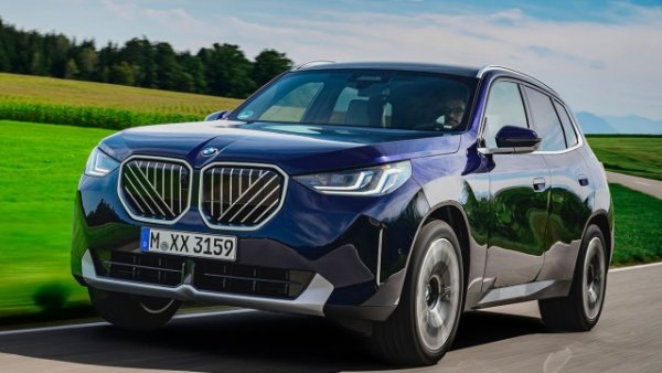 Четвъртото поколение на европейския бестселър, който вече е с дължина 476 см, демонстрира елегантен и изчистен дизайн. Спортни пропорции отново изместват купето назад, но без да жертват багажника, който достига 570 литра капацитет. BMW X3 е символ за баварския производител и от гледна точка на двигателя, винаги със задвижване на всички колела XDrive. 

Фокусът тук е върху двете дизелови версии, също 48V меки хибриди. BMW X3 20d с 2.0-литров дизелов двигател предлага 197 к.с. мощност с деклариран разход на гориво от 5.8 л/100 км. "Баткото"  40d edition използва 3.0-литров двигател с 303 коня. 
