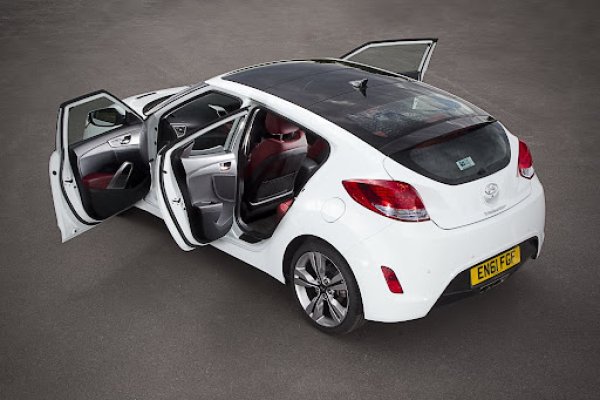 Предлаган на пазара от 2011 година, този автомобил е дълъг 4220 мм и е достъпен с два бензинови двигатели - 1,6 GDI (140 к.с.) и 1,6 TDGI (186 к.с.). По време на последното изложение в Детройт компанията Hyundai представи второто поколение на модела. Къде е асиметрията? В схемата на вратите,  която е с една от страната на водача и две от страната на пътника. Освен това имаше версии с волан отляво и отдясно, което, без съмнение, е голямо предизвикателство за производствената верига.