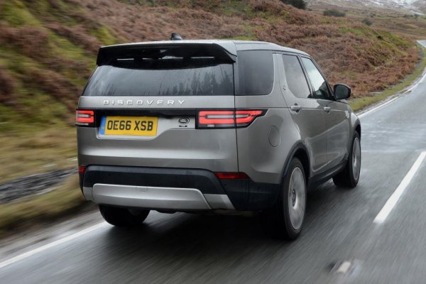 Днес Discovery е един от най-популярните и утвърдени модели в гамата на Land Rover. И, разбира се, се оказва и един от най-дискретните в този списък. Къде е асиметрията? На задната врата, в областта на регистрационните табели. Характерна черта, която вече може да се види в Discovery 3 и 4. 