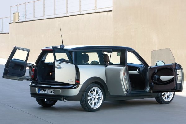 Първият Clubman на &bdquo;новото&ldquo; MINI е един от примерите за златния век на марката, където имаше място за всякакви откачени идеи. В случай, че не си спомняте, този ван се предлаташе дори във версии John Cooper Works с 211 к.с.  Къде е асиметрията? От дясната страна - под формата на малка врата, с обратно отваряне, което направи достъпа до задните седалки по-удобен. 