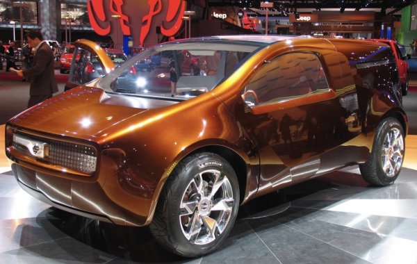 Това със сигурност не е една от най-успешните дизайнерски работи на Nissan. Но е асиметричен и това е достатъчно, за да попадне в този списък. Автообилът беше представен на изложението в Детройт през 2007 година. Къде е асиметрията? Освен че има голяма врата от страната на шофьора и две от страната на пътника, предната решетка, предната броня и задната врата не бяха симетрични. 