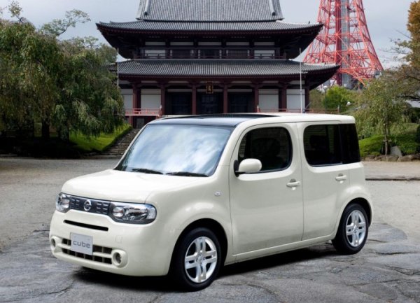 Ако говорим за дизайн, Nissan Cube е един от най-особените модели, които са се появявали в Европа през последните десетилетия. Всъщност изминаха повече от 10 години, откакто беше пуснат в продажба, но днес той все още изглежда прекалено футуристично. Къде е асиметрията? Основно на задната врата, чиято остъклена повърхност се простира в дясната страна, без нищо да пресича нейния път. 