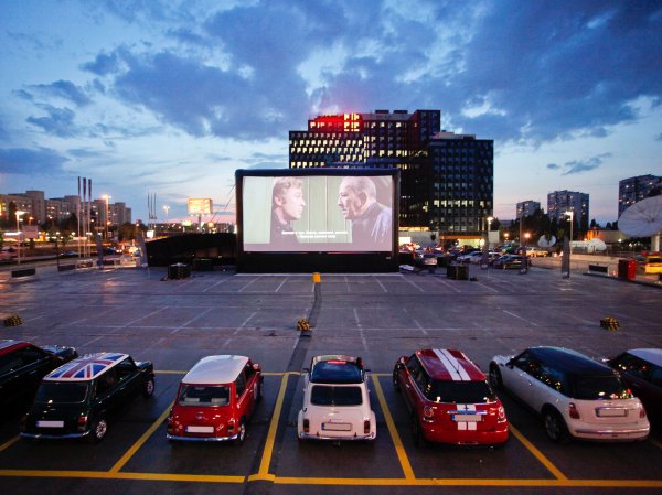 Първото в света автокино само с MINI автомобили