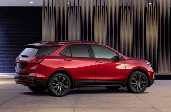 Chevrolet Equinox дебютира за първи път на автомобилното изложение в Детройт през 2003 г. Настоящото трето поколение се произвежда от 2017 г.