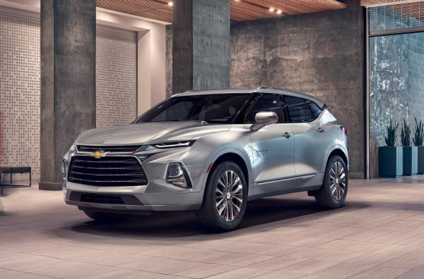 Някои вероятно си спомнят за стария Blazer на рамна конструкция, която е част от историята на марката. Огромен, железен и типично американски. През 2018 г. обаче се появи кросоувър със средни размери. Като габарити той попада между BMW X3 и X5, тъй като дължината му е 4862 мм, а разстоянието между двете оки – 2863 мм.