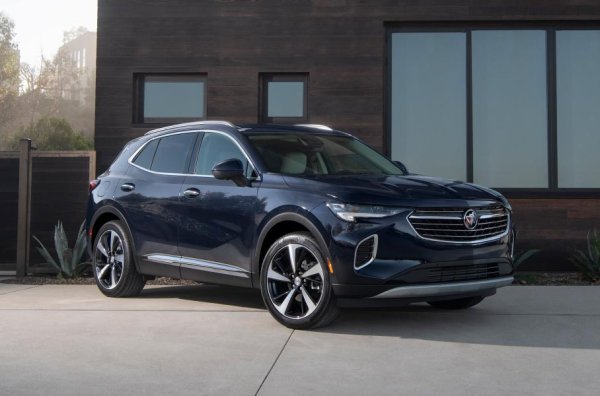 В добрите стари времена марката Buick произвеждаше огромни автомобили на рама с V-образни двигатели. В модерната гама на на бранда няма и следа от тях. Сега на мода са кросоувърите, в това число и такива от Китай. Да, няма шега - Envision се произвежда в завода на SAIC GM в Шанхай и се внася в САЩ. Той е базиран на архитектурата с предно задвижване на E2XX (същата като при Cadillac XT4 и Opel Insignia).