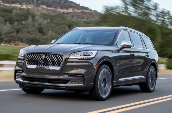 Това всъщност е по-луксозна версия на Ford Explorer, като единствено Navigator се разполага над Aviator в гамата на марката. Въпреки общото шаси, Aviator не е копие на Explorer, тъй като има собствена каросерия, проектиран специално за този модел интериора, както и различна гама двигатели. Четирицилиндровият EcoBoost не се предлага за Aviator, като базовият вариант е с 3,0-литров V6 с 406 к.с.