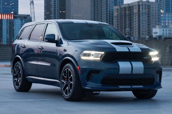На върха на гамата е версия SRT Hellcat - свирепо чудовище със 720 к.с., идващи от 6,2-литров V8 с механичен компресор. Днес това е един от най-мощните серийни кросоувъри, който компенсира възрастта си с наистина луд темперамент. Според изданието Car and Driver, супер-Durango ускорява до 97 км/ч (60 мили) за 3,6 секунди и изминава &frac14;-миля за 12 секунди.