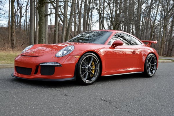 Тази секция предлага доста варианти. Имахме много бои на Porsche, от които трябваше да избираме, но в крайна сметка се спряхме на Guards Red, защото това е един от най-добрите нюанси на марката. Там, където много производители виждат яркочервеното като основен цвят, Porsche прави точно обратното и има огромни успехи.