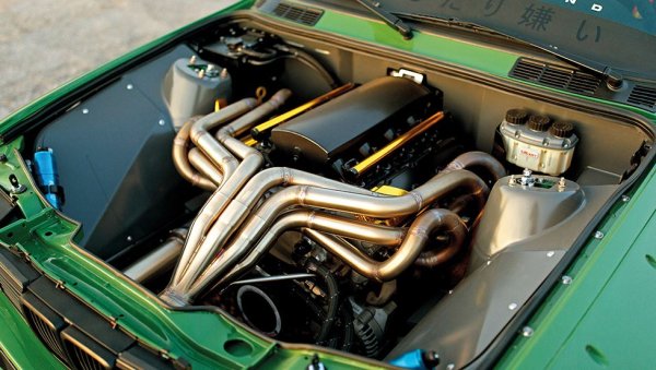 Този V8 двигател има потенциал да произведе до 1500 к.с., когато се добави принудителна индукция. Но този изцяло алуминиев агрегат също е изненадващо лек и е в състояние надеждно да осигури въртене до над 7000 об/мин. С толкова много опции за модификация на двигатели LS, той намира сигурно място в този списък.