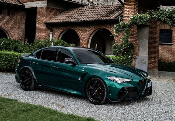 Всъщност, при спортния седан Giulia Quadrofiglo нещата се влошават още при пробег до 4000 км. Появяват се трудности с превключвателя на режимите на шофиране, което може да доведе до заключване в режим на стандартни настройки, а този проблем може да бъде решен само като закарате колата в сервиз на дилъра.
 
Течовете на антифриз също са известни още след изминаването на 5000 км, но това са дреболии и се натрупват, когато наближат 60 000 км. При достигане на този пробег собственикът лесно може да се сблъска с факта, че машината ще стане неизползваема и ще изисква основен и скъп ремонт. 