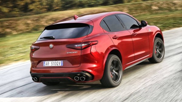 Въпреки всички проблеми с обслужването и оплаквания на потребителите, Stelvio има едно основно предимство - неговата блързина. Максималната скорост на кросоувъра е 283 км/ч, което е отличен показател за всеки кросоувър. Мощността на модела зависи от годината на производство и конфигурацията, като  варира от 208 до 505 к.с. Необходими са само 5,5 секунди на автомобила да набере скорост до 100 км/ч. Giulia също е много мощен и бърз автомобил, особено във версията 2.9L V6. 