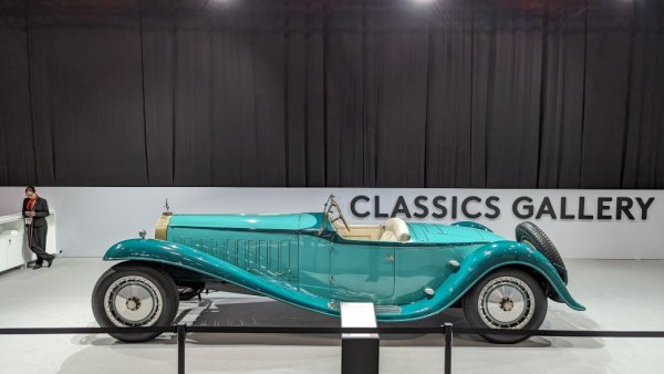 Този автомобил е създаден лично от Жан Бугати по поръчка на влиятелен клиент в любимия му цвят, и по-късно е възстановен от Пол Брак, легендарния дизайнер на Mercedes. Под рекордно дългия капак се крие 12.7-литров (!) редови двигател с 8 цилиндъра, развиващ смайващите за 30-те години 300 конски сили. 
