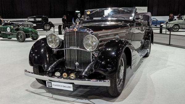 Най-луксозният германски автомобил от епохата между двете войни, и едва вторият сериен модел в историята, задвижван от V12 двигател (с 8-литров обем и 203 конски сили мощност). Адолф Хитлер подарил един екземпляр на махараджата на Патиала, за да си осигури съюза с него. Днес цената на тази кола клони към 2 милиона евро. Оцелели са по-малко от 15 бройки в достатъчно добро състояние да се движат сами. 
