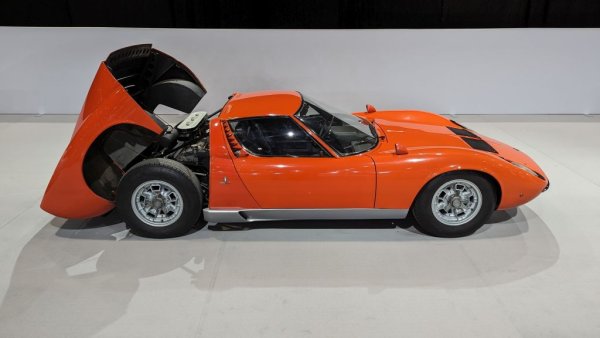 Името на Марчело Гандини се повтаря често в този списък, както впрочем и във всяка друга добра селекция класически автомобили. Miura е призната от специалистите за първия суперавтомобили в историята. Инженерната част е дело на също толкова блестящия Паоло Далара. Miura развива 350 конски сили, и е произведена само в 762 екземпляра между 1966 и 1973. 
