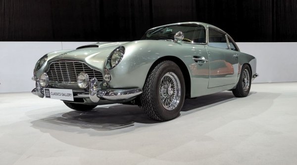 Най-прочутият класически Aston е DB5, каран от Шон Конъри като Джеймс Бонд. Но предшественикът му DB4 e по-рядък. С 3.7-литров шестцилиндров мотор, тази кола е развивала максимална скорост от 240 км/ч по време, когато масовите модели рядко стигат и до 140. 
