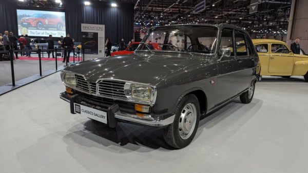 До средата на 60-те автомобилите са или седани, или комбита. Renault 16 е един от първите - ако не и първият - истински хечбек. Революционният дизайн му носи титлата "Кола на годината" през 1966.