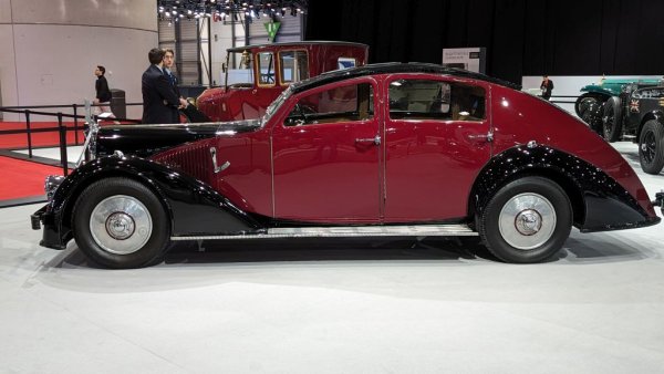 Avions Voisin e cъздадена от авиационния ас Габриел Воазен и за съжаление не надживява Втората световна война. От тази компания са останали само шепа автомобили, а този е може би най-впечатляващият: С25 има трилитров редови 6-цилиндров мотор, развива 130 км/ч максимална скорост. Корпусът е изцяло алуминиев, а подвижният покрив е снабден с уникален хидравличен механизъм. През 1934 тази кола е струвала доста повече от Rolls-Royce. 
