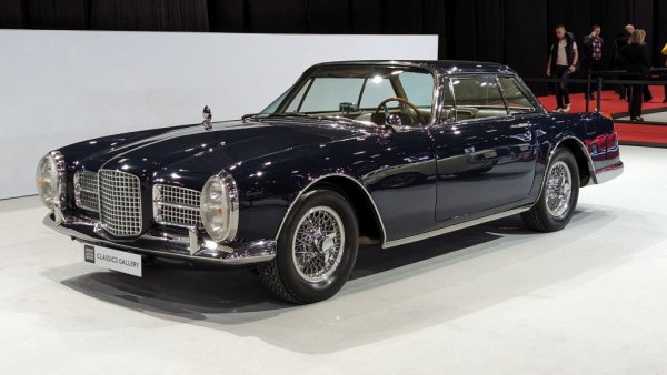 Между двете световни войни Франция произвежда някои от най-луксозните автомобили в света - но нито една от тези марки не надживява 40-те години. Затова през 1961 Жан Данинос се опитва да възроди славата на родината си с Facel - само за да се стигне до поредния фалит. Но от усилията му остават някои забележителни автомобили, като този Vega Facel с V8 от Chrysler, принадлежал някога на кинозвездата Деби Рейнълдс.