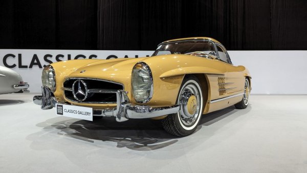 Този автомобил е представен за пръв път именно на автосалона в Женева, три години след дебюта на по-прочутото Gullwing купе. Но днес и роудстърът е достатъчно ценен и рядък - едва 1800 произведени бройки. Тази конкретна кола спечели Конкурса за елегантност в Лугано миналата година. 