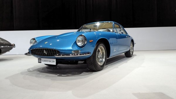 Този емблематичен модел на Ferrari е представен за пръв път именно в Женева, и то точно преди 60 години - през 1964. Всъщност, колкото и да не е за вярване, това е именно колата от премиерата, с шаси номер 5951. Този автомобил, с 5-литров V12, е носител на голямата награда от Конкурса за елегантност във Вила д'Eсте през 2013. 
