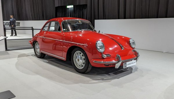 Първият модел на самостоятелната компания Porsche всъщност е проектиран от стария Фердинанд Порше още преди войната, а после проектът е задвижен от сина му Фери, докато срещу бащата тече съдебно разследване. Тази бройка е от последната производствена серия - 356С. 

